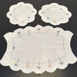 VTG Floral Embroidered Table Linens Set of 3